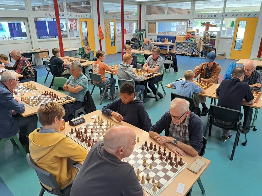 Jong en oud aan het schaakbord bij jubileumtoernooi Denk en Zet